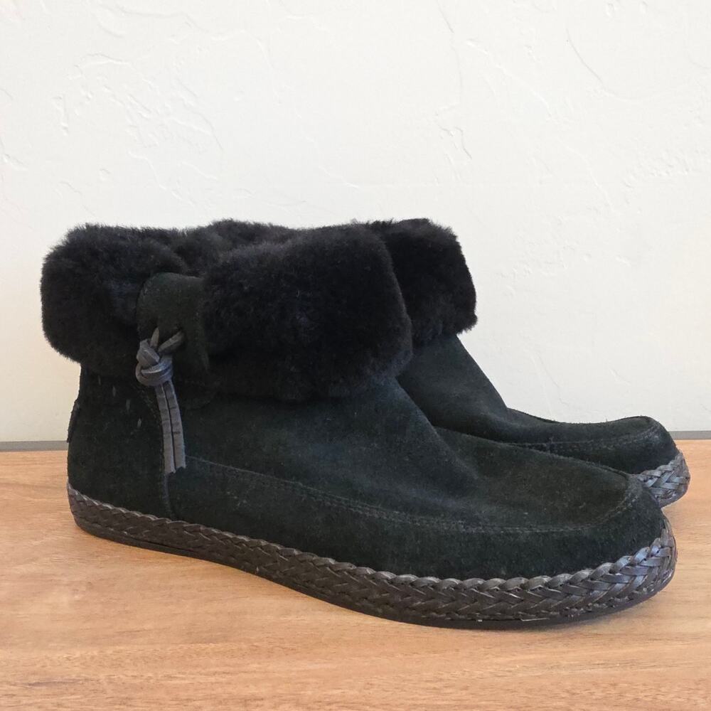 UGG Snug Slipper Booties Womens 8.5 Black Sheepskin Fur Lined Ankle Shoes